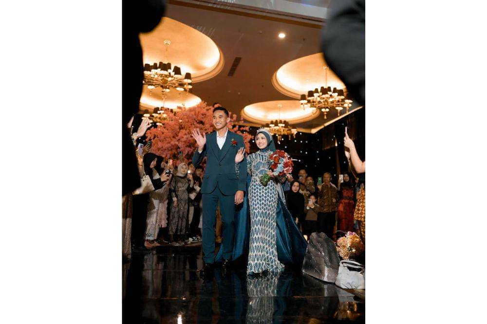 penampilan rizky ridho dan istri 6.jpg