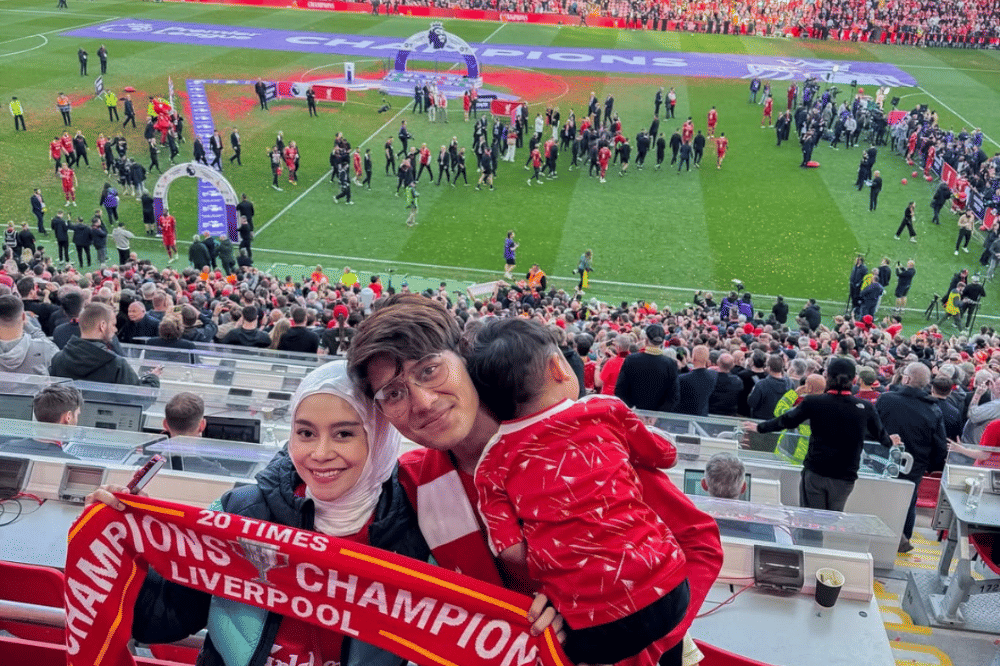 Potret Gemas Leshia Pakai Jersey Liverpool 1.png