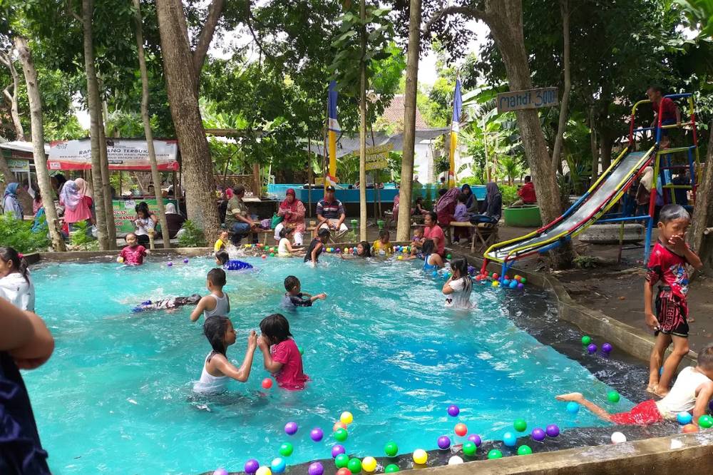 Gronjong Wariti Kediri kolam renang