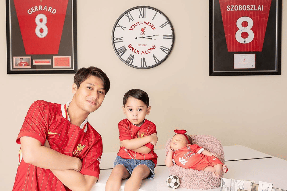 Potret Gemas Leshia Pakai Jersey Liverpool 5.png