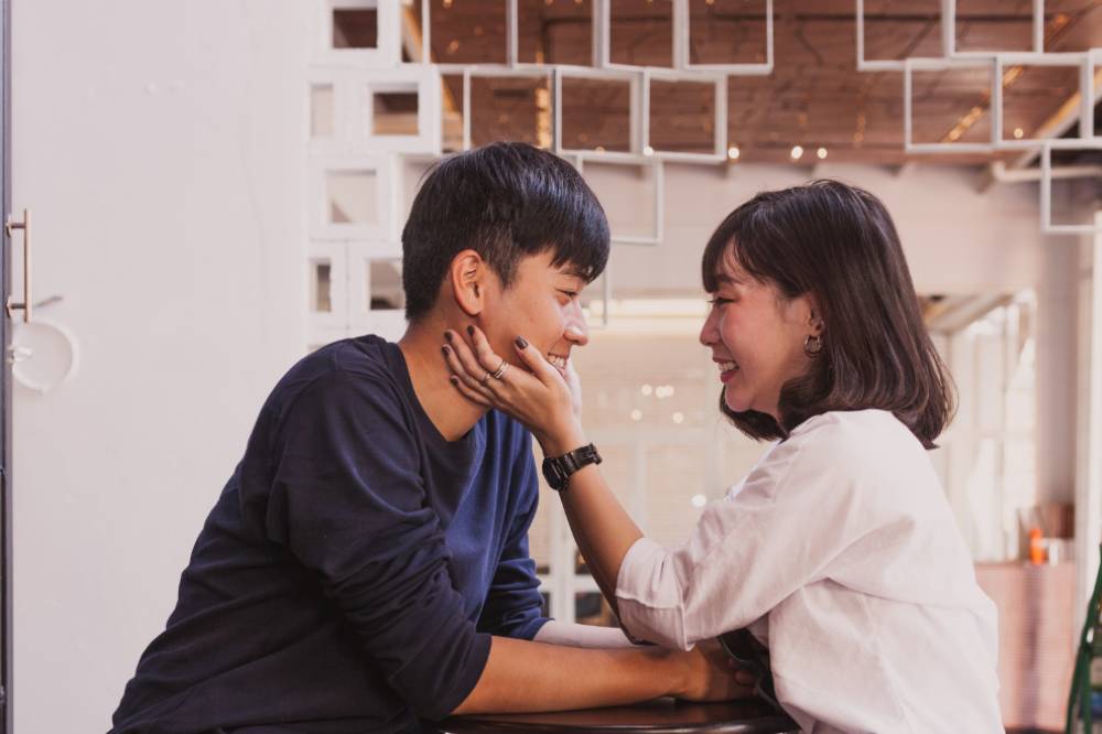 Cara Mengatasi Pasangan yang Ambivert