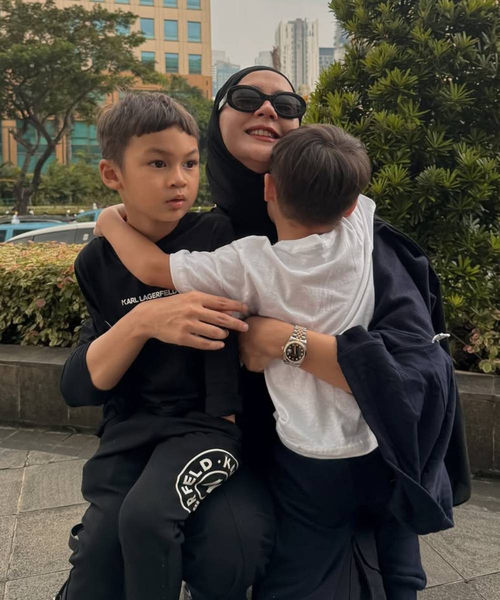 Paula Verhoeven bersama Kiano dan Kenzo