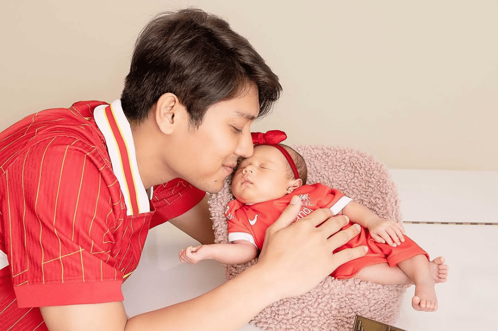 Potret Gemas Leshia Pakai Jersey Liverpool 4.png