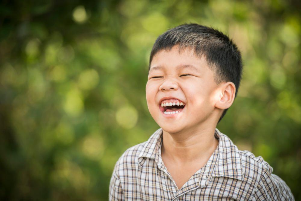 Mengapa Anak Memukul Sambil Tertawa? Simak Penjelasannya, Ma!