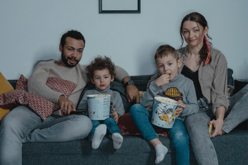 Keluarga menonton bersama