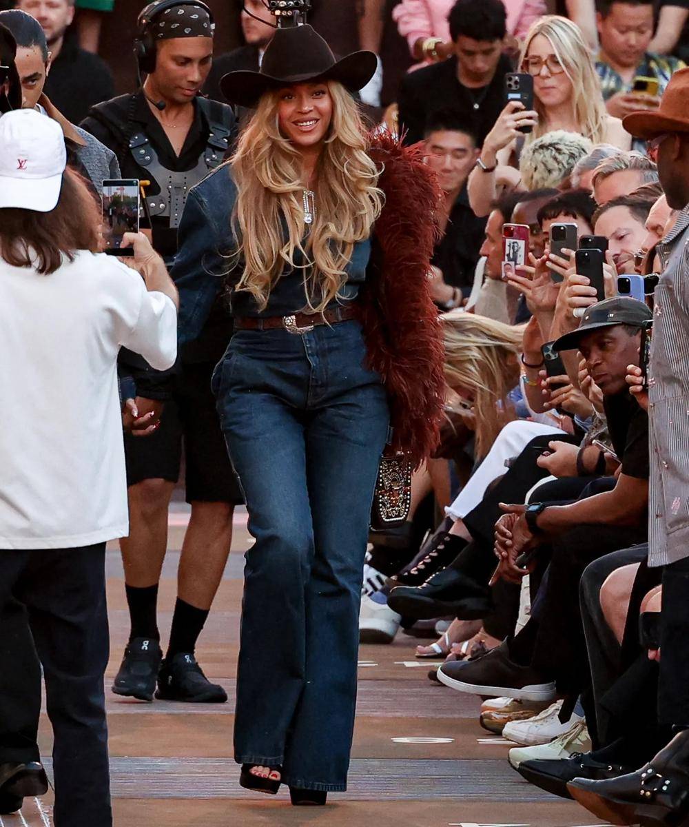Foto Beyonce dan Jay Z Pakai Baju Koboi di Show Louis Vuitton 4.jpg
