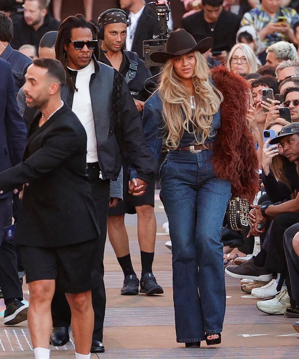 Foto Beyonce dan Jay Z Pakai Baju Koboi di Show Louis Vuitton 5.jpg