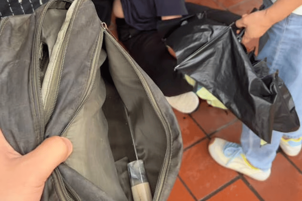 Tas berisi pisau pelaku