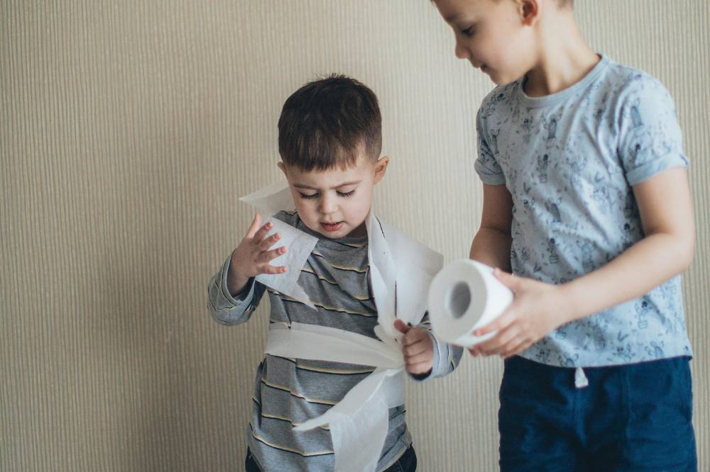 Anak-anak bermain toilet paper