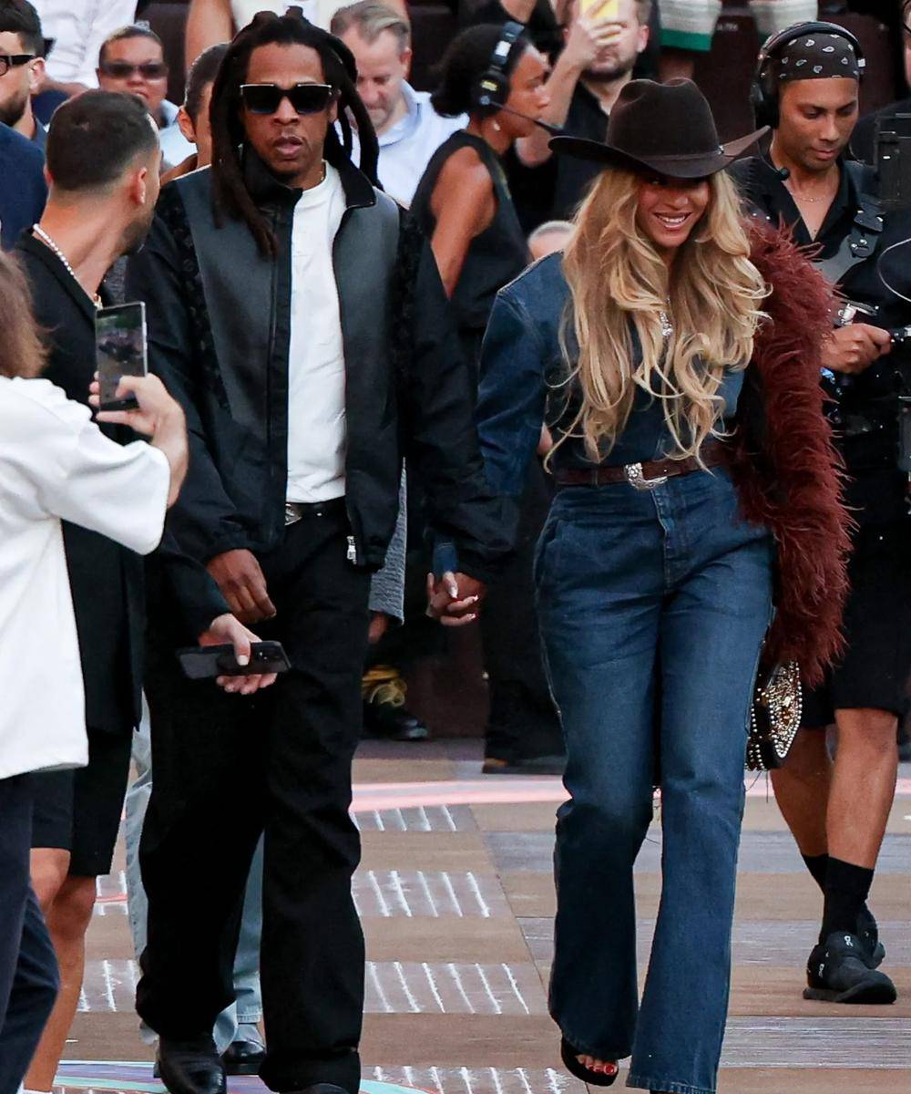 Foto Beyonce dan Jay Z Pakai Baju Koboi di Show Louis Vuitton 3.jpg