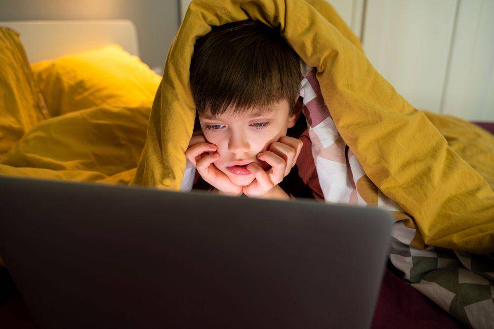 5 Tips Batasi Screen Time anak, Bukan Sekadar Dilarang!