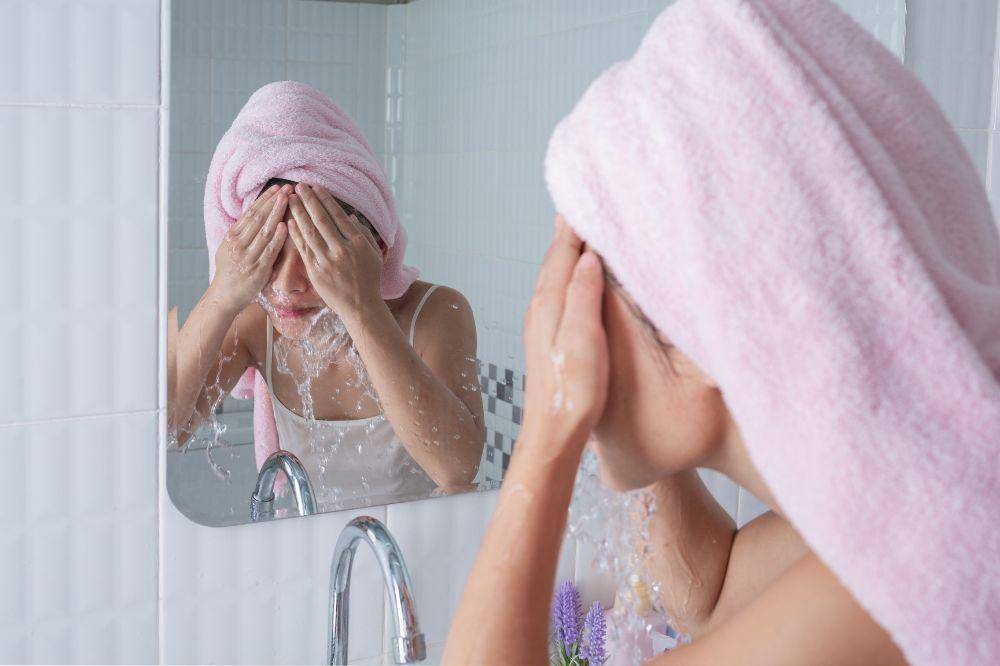 perempuan mencuci muka 2.jpg