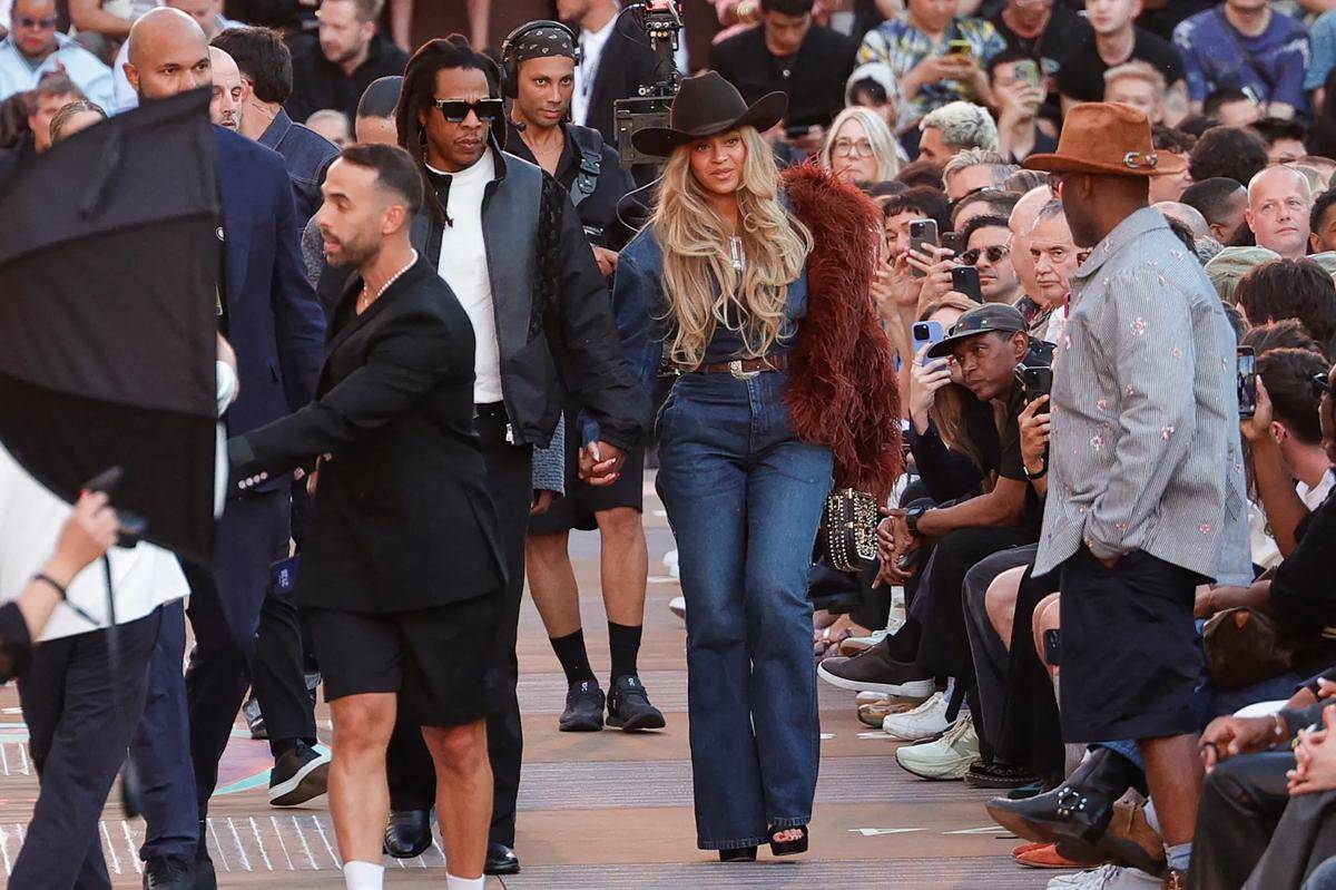 Foto Beyonce dan Jay Z Pakai Baju Koboi di Show Louis Vuitton.jpg