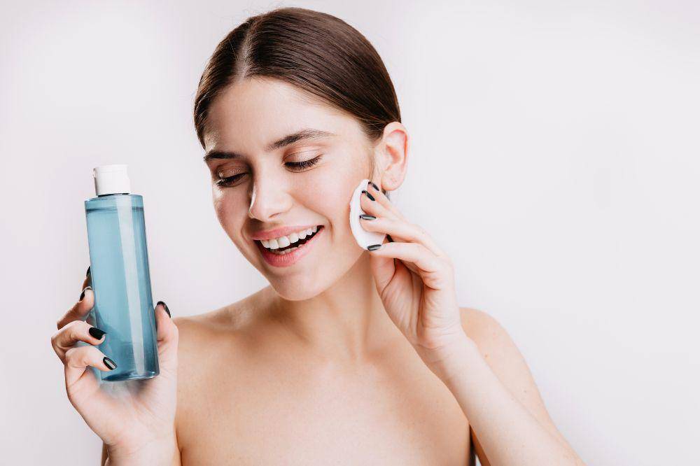 perempuan menggunakan micellar water.jpg