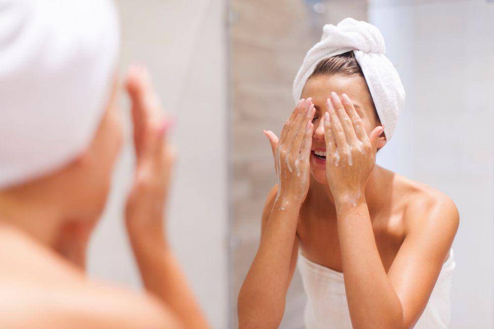perempuan mencuci muka 1.jpg