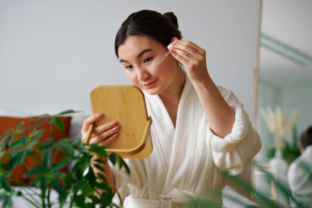 perempuan menggunakan cleansing oil.jpg