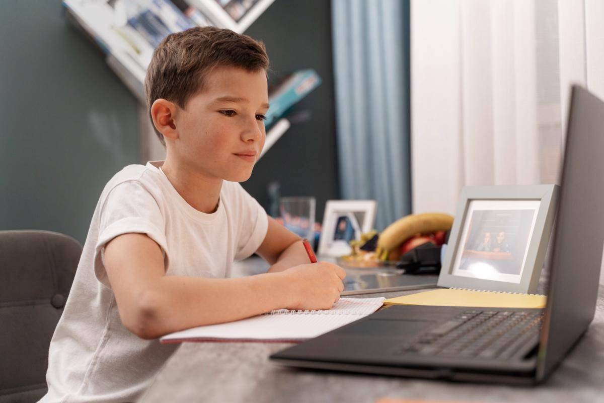 Ilustrasi anak belajar dengan gadget (freepik.com/freepik)