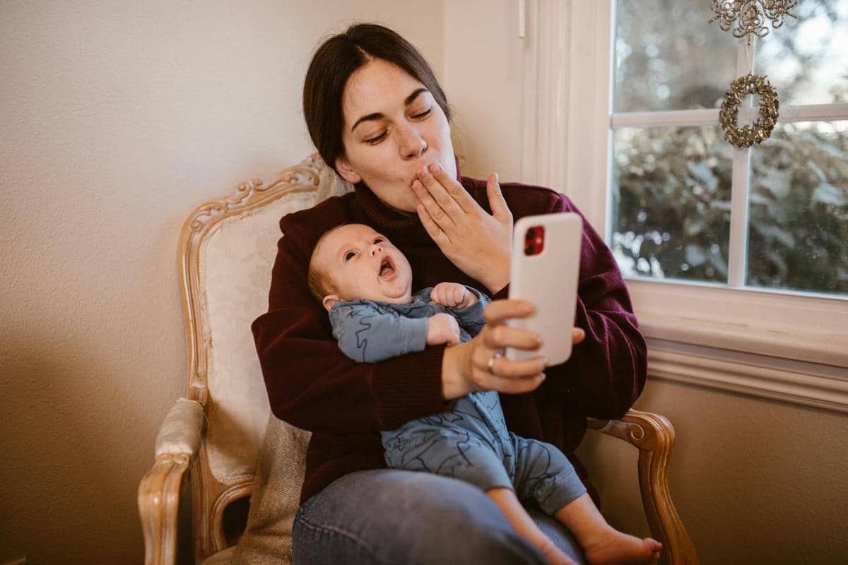 Bahaya Screen Time pada Bayi di Bawah 12 Bulan, Ini Risikonya