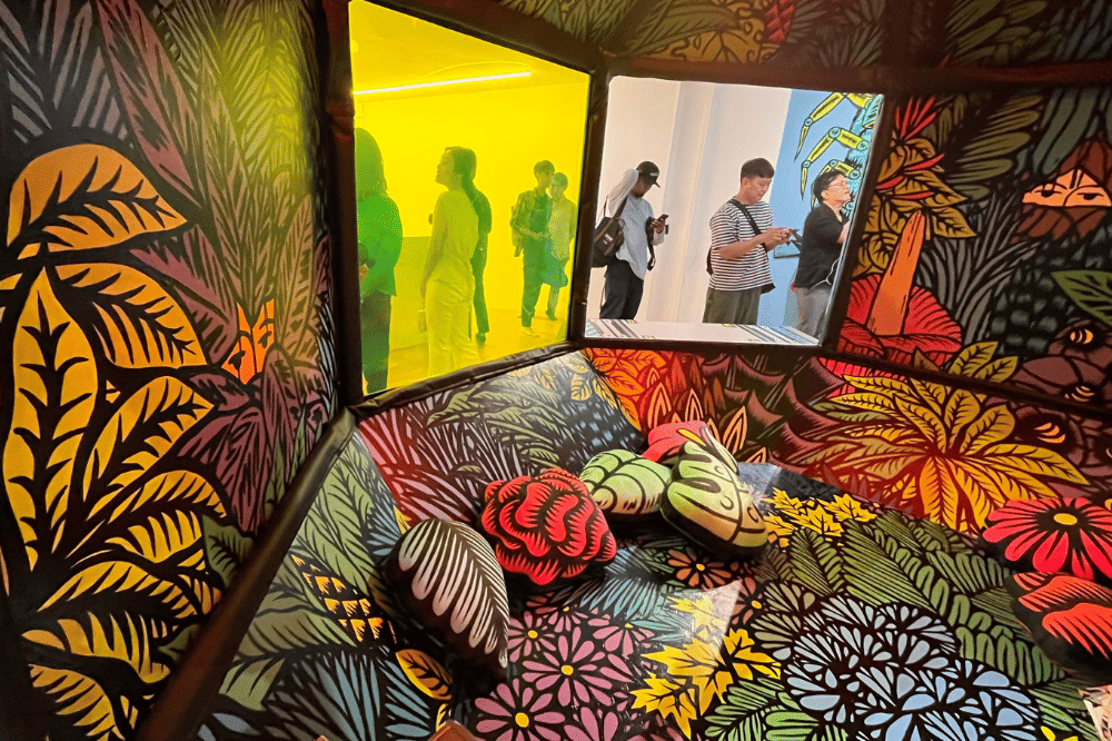 Di dalam instalasi Spaceship Dome