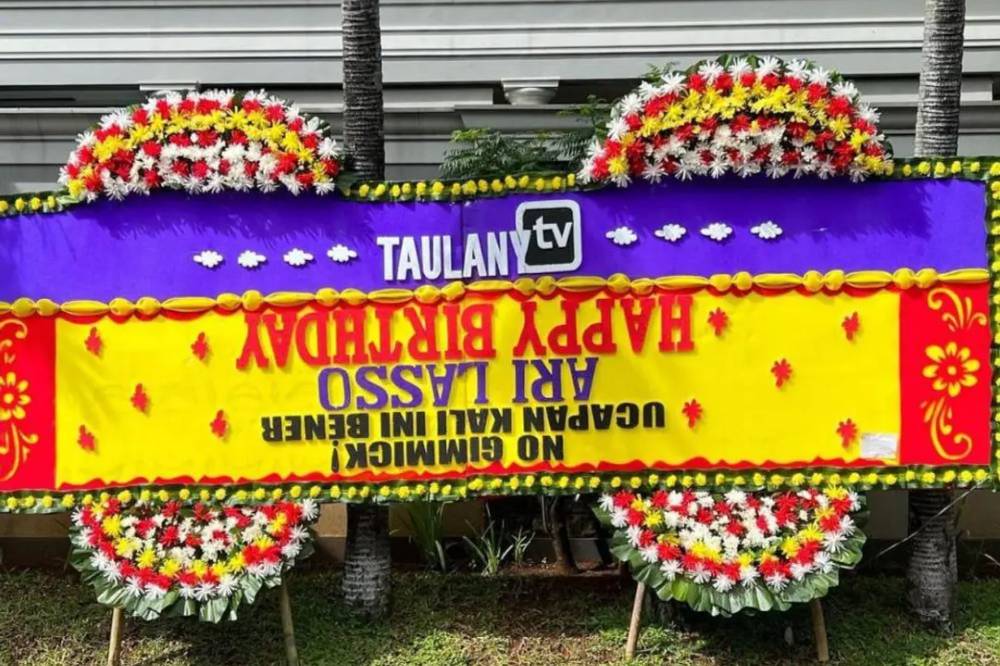 karangan bunga Andre Taulany untuk Ari Lasso