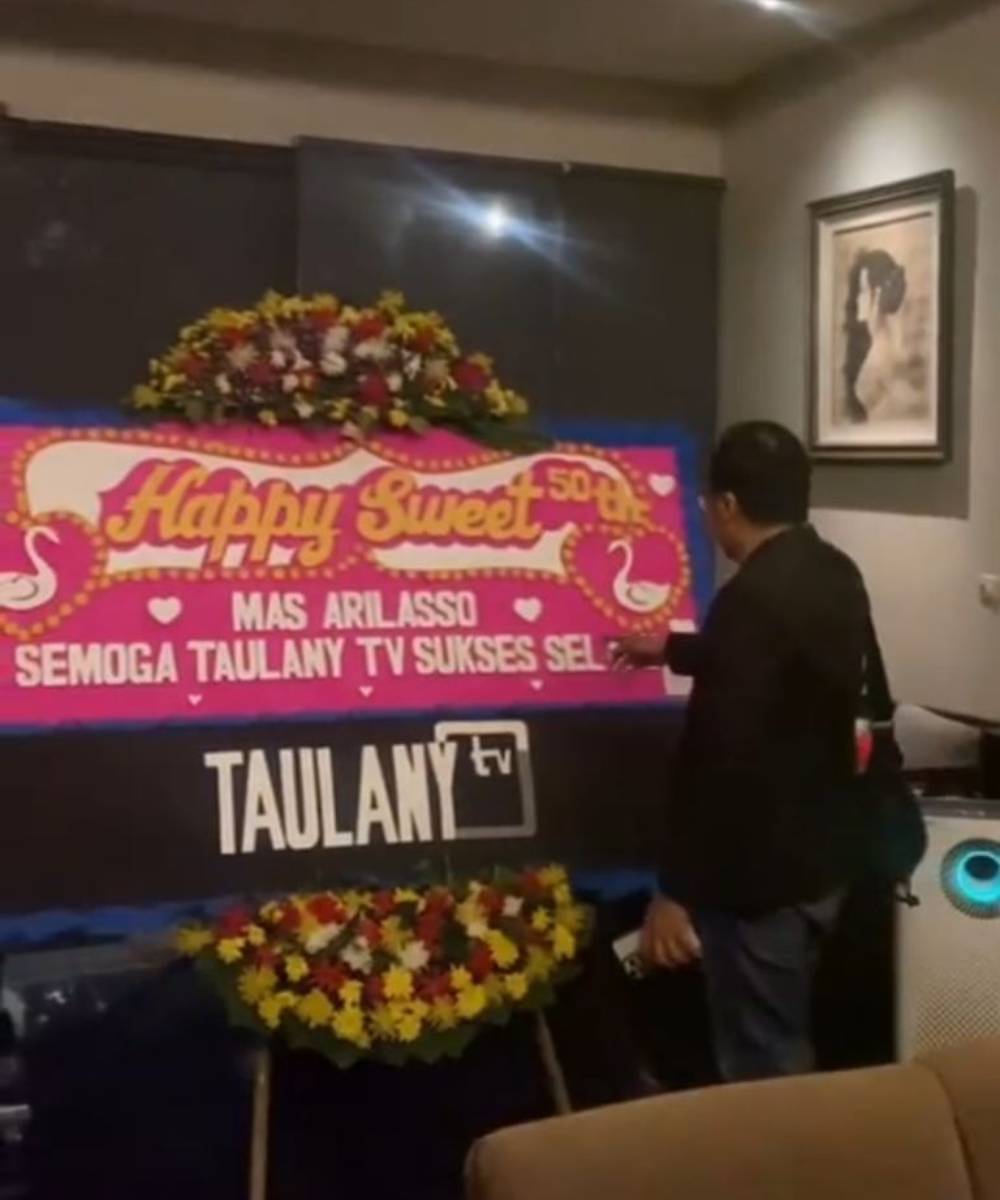 Karangan bunga Andre Taulany untuk Ari Lasso