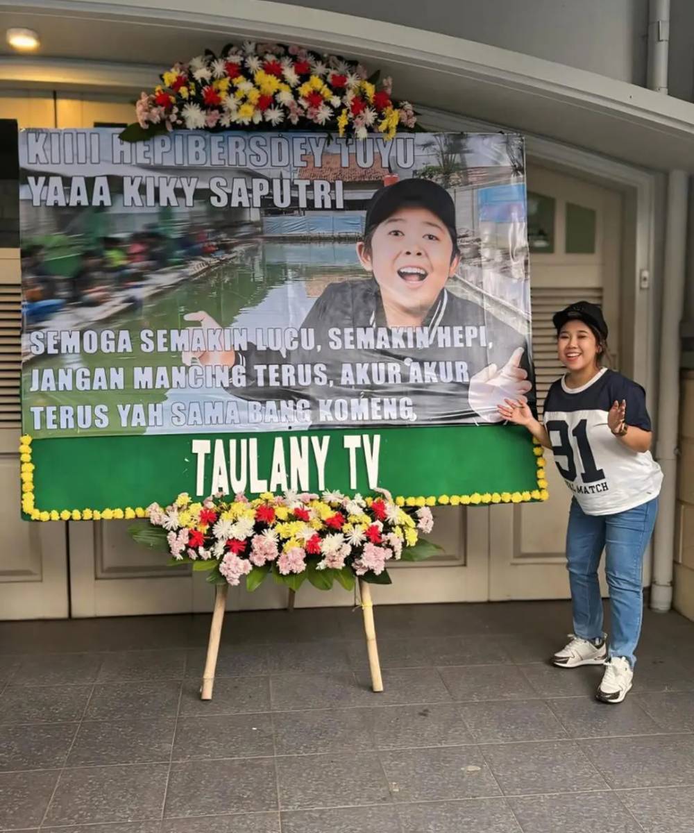 Karangan bunga Andre Taulany untuk Kiky Saputri