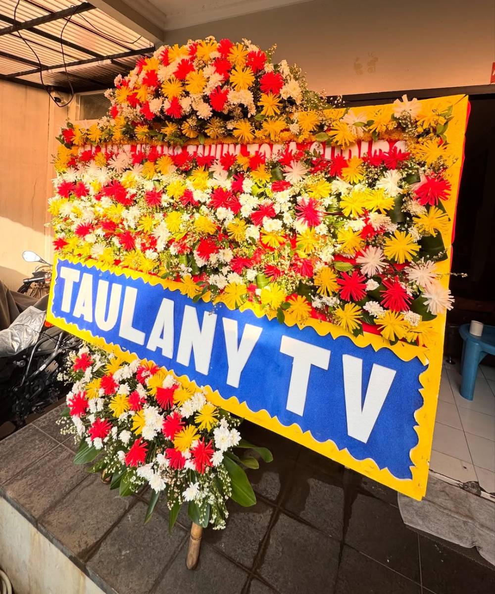 Karangan bunga Andre Taulany untuk Tora