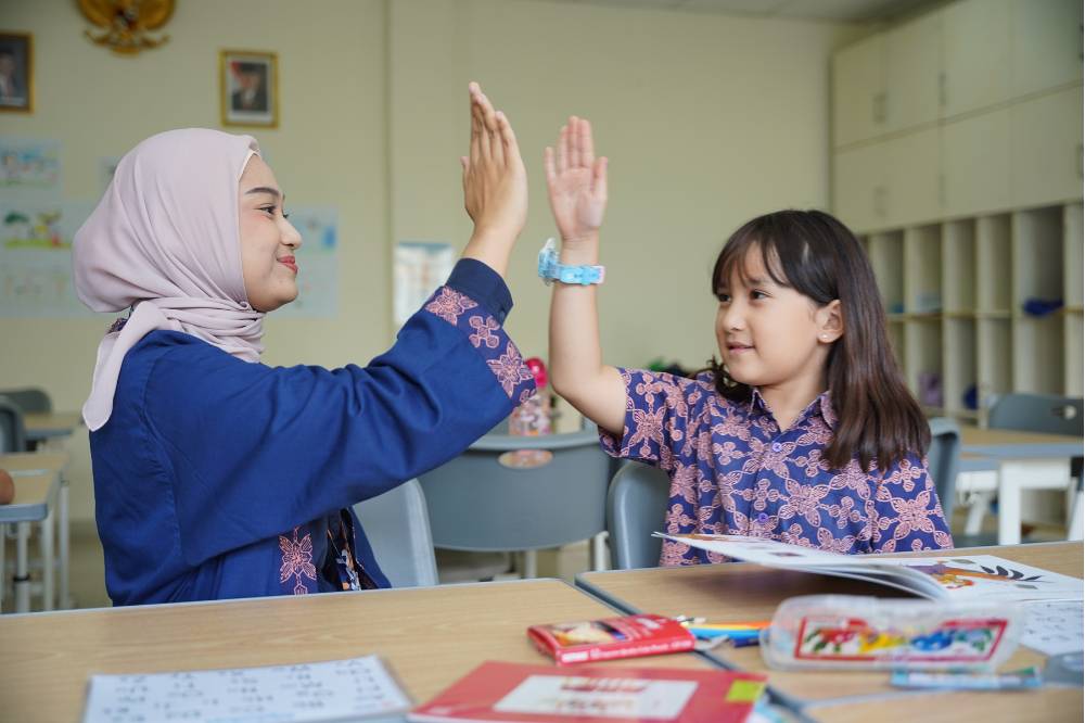 Anak hi-5 dengan guru