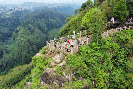 17 Tempat Wisata Alam Bandung Terdekat, Bikin Pikiran Fresh Lagi! 17.jpg