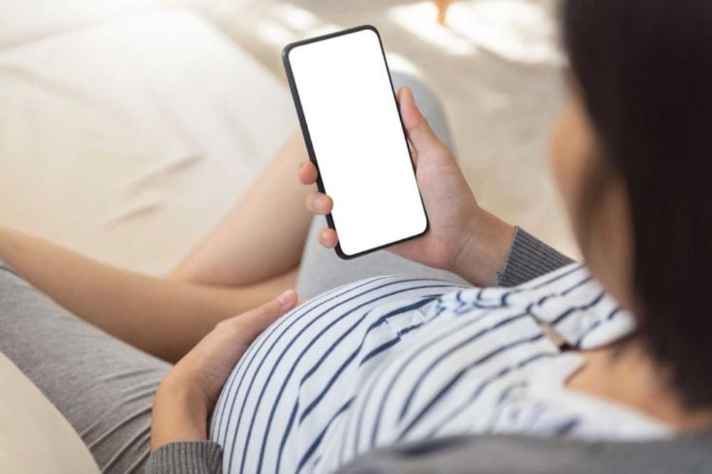 Bahaya Terlalu Sering Main HP di Trimester Pertama Kehamilan