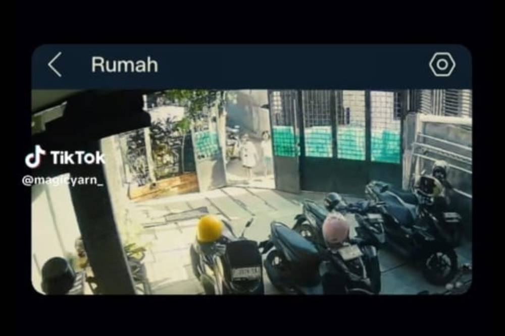 Anak mengambil hasil rajutan di rumah orang lain