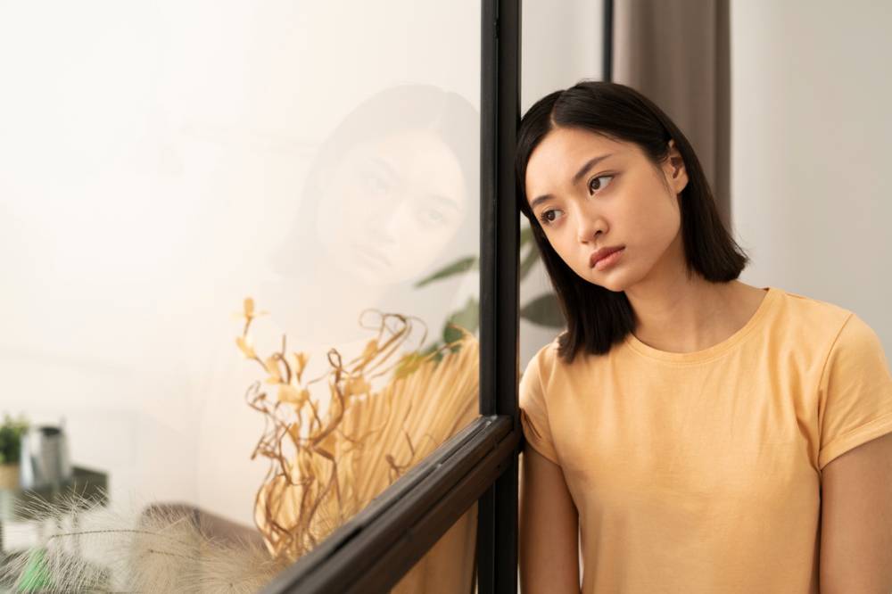 Wanita terlihat sedih