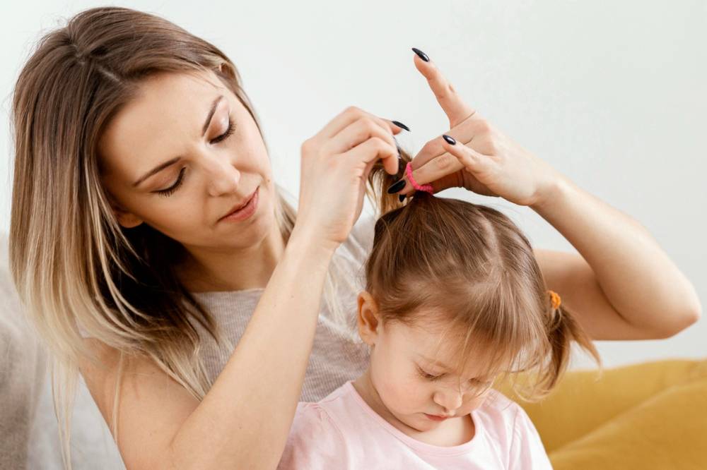 Ibu mengikat rambut anak