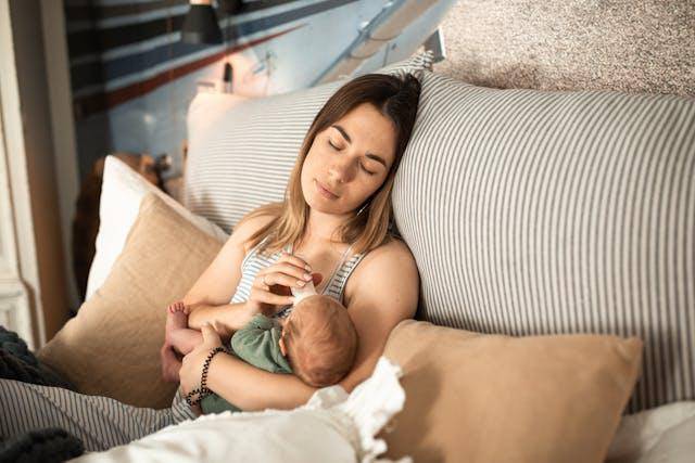 Ilustrasi seorang ibu dan seorang bayi (Pexels.com/RDNE Stock project)