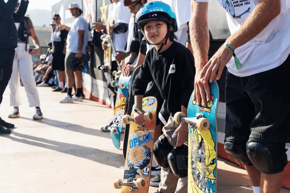 Ema mengantri bersama pemain dewasa lain