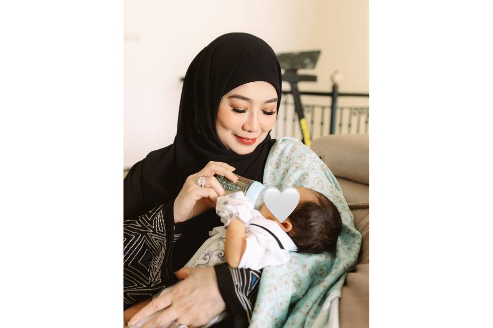 Momen Reza Artamevia Mengasuh Baby Arash 2.png