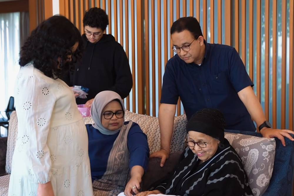 Dikaruniai Cucu Pertama, Bahagianya Anies Baswedan Jadi Kakek 5.png