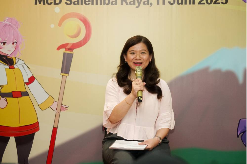 Ibu Caroline memberikan sambutan.png
