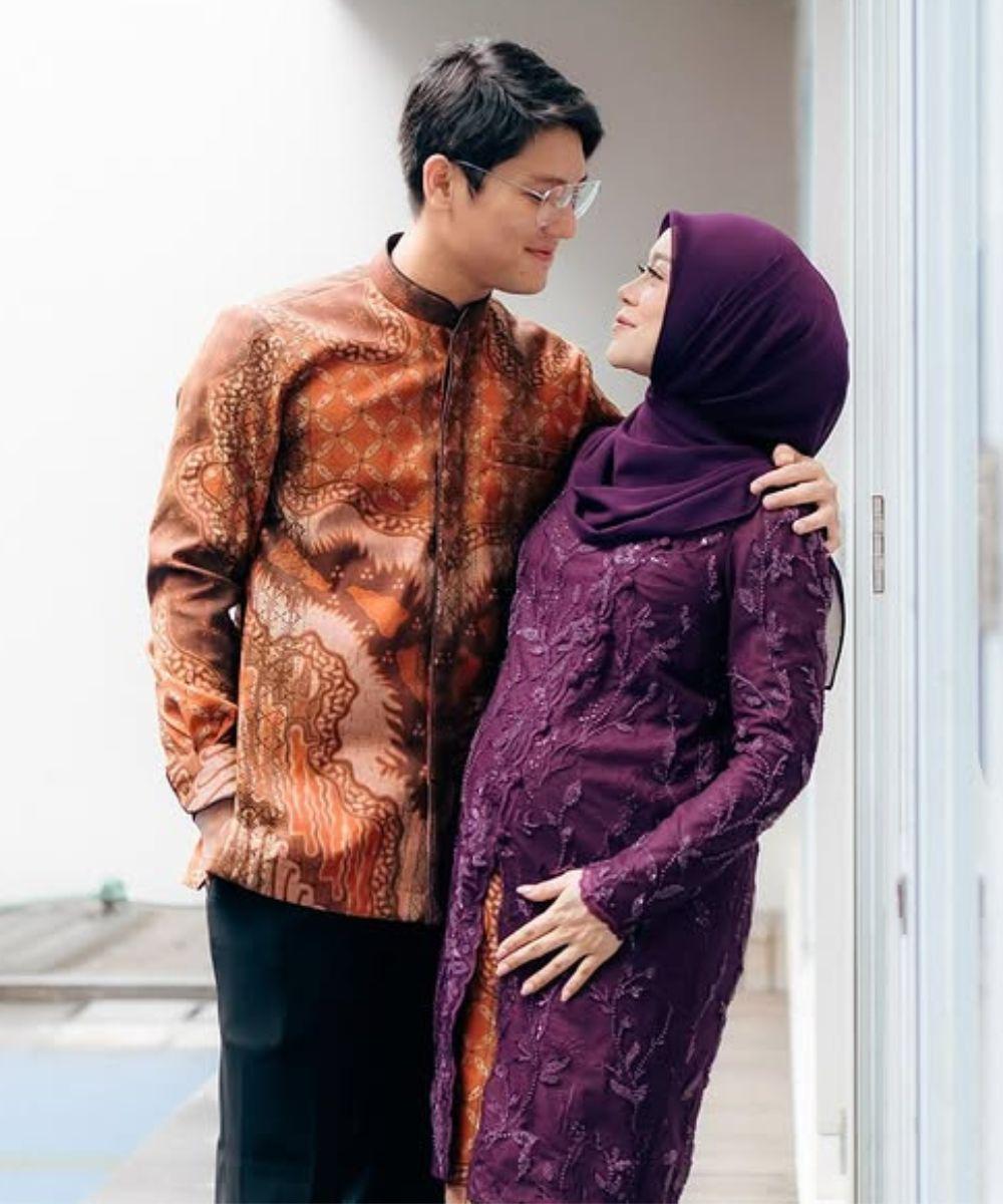 11 Foto Artis Pamer Baby Bump Anak Kedua Bareng Suami, Romantis!