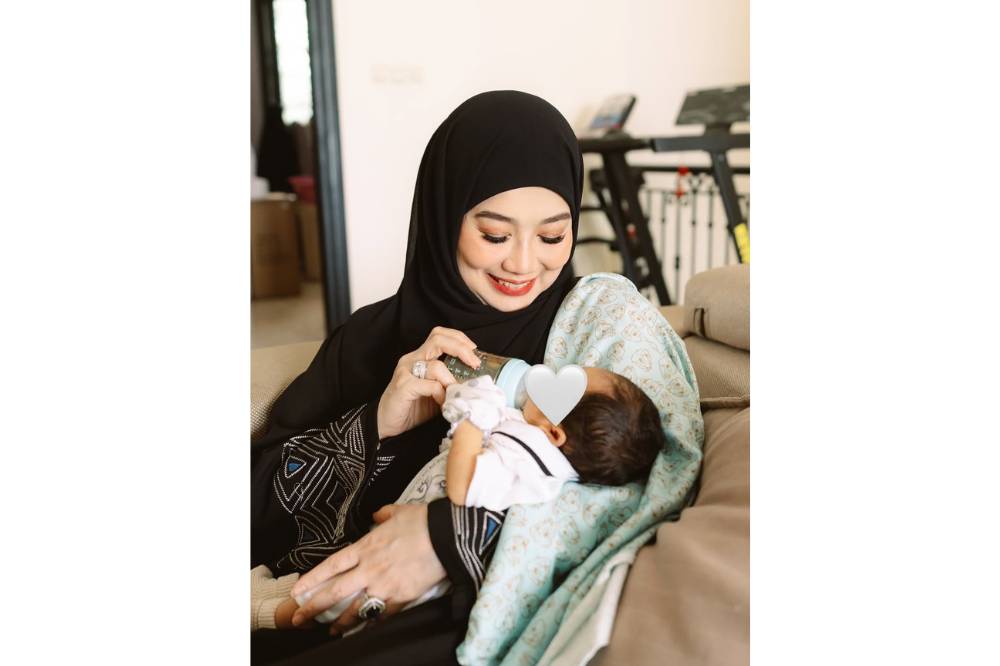 Momen Reza Artamevia Mengasuh Baby Arash 4.png