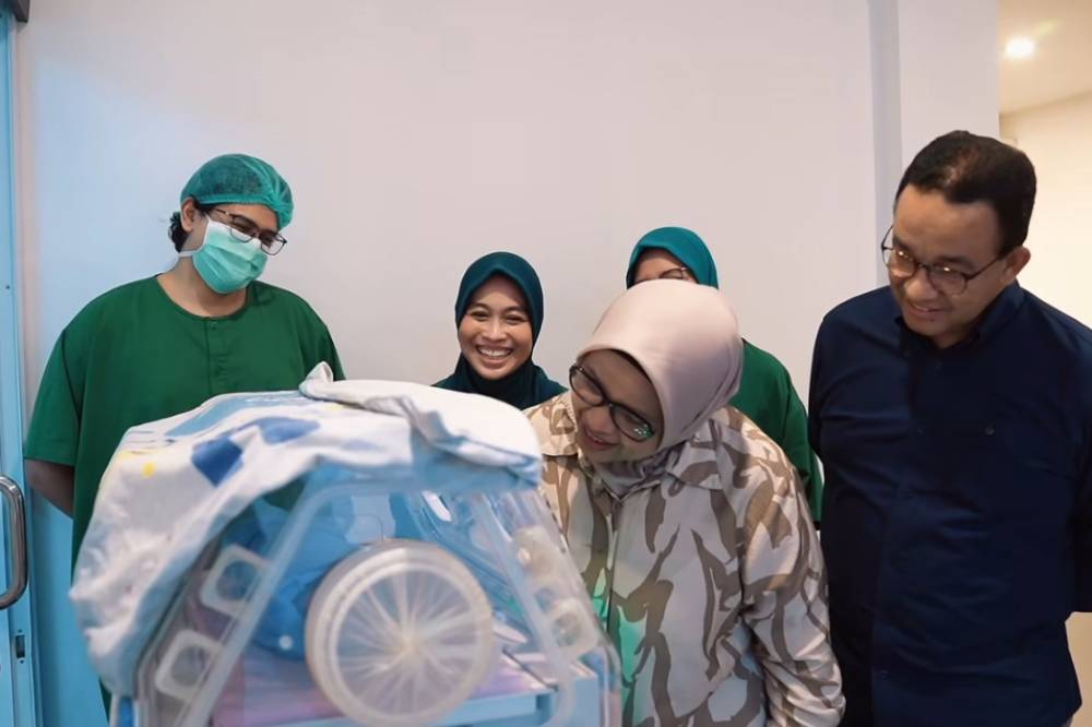 Dikaruniai Cucu Pertama, Bahagianya Anies Baswedan Jadi Kakek 2.png