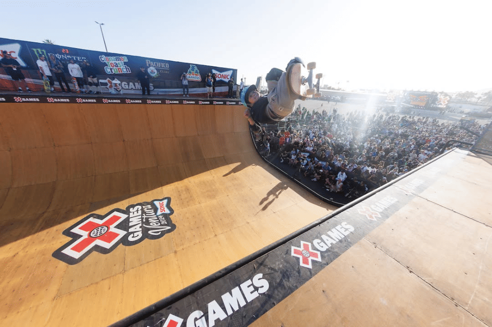 Ema bermain skate di siang hari