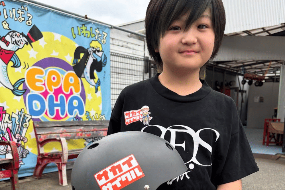 Ema memegang helm skate