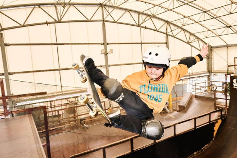 Ema sedang skateboard