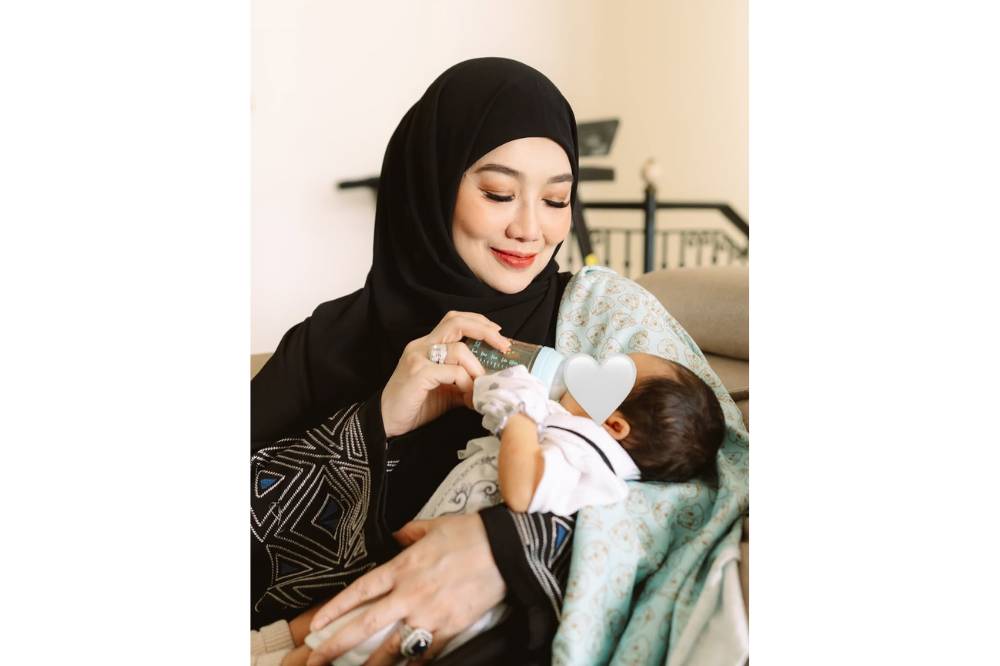 Momen Reza Artamevia Mengasuh Baby Arash 1.png