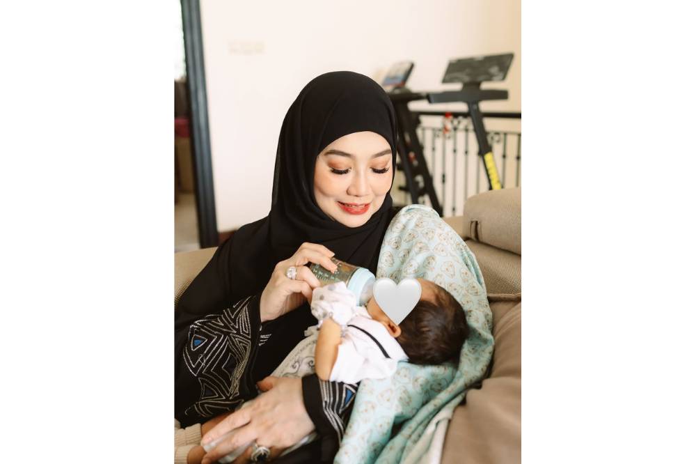 Momen Reza Artamevia Mengasuh Baby Arash 5.png