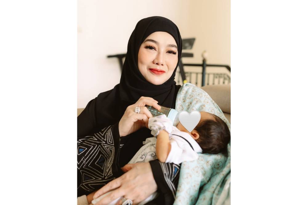 Momen Reza Artamevia Mengasuh Baby Arash 3.png