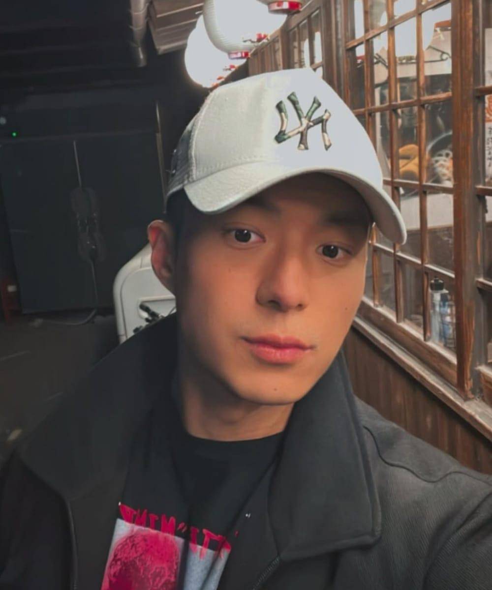 Fashion Giorgio Antonio saat Kenakan Baju Hitam, Inspirasi Gaya Kamu!