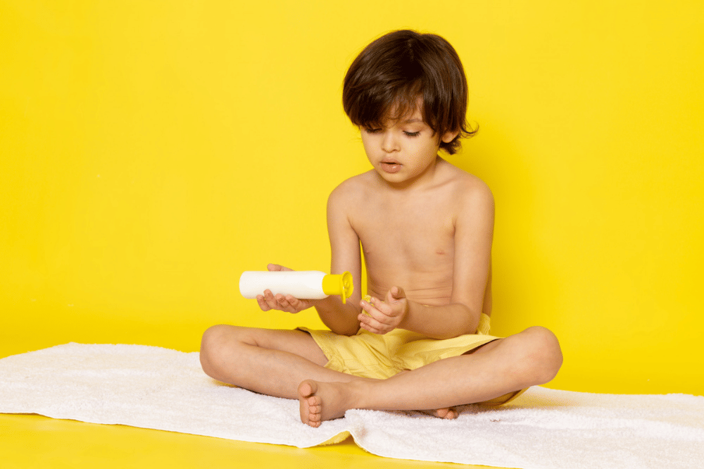 Menggunakan sunblock sebelum berenang