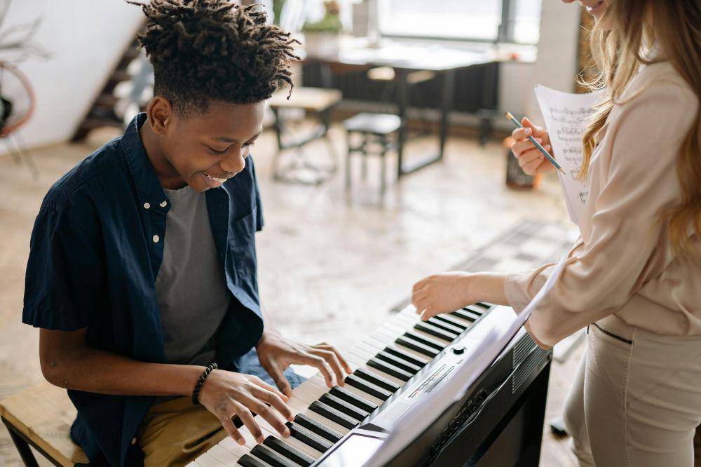 Anak bermain piano